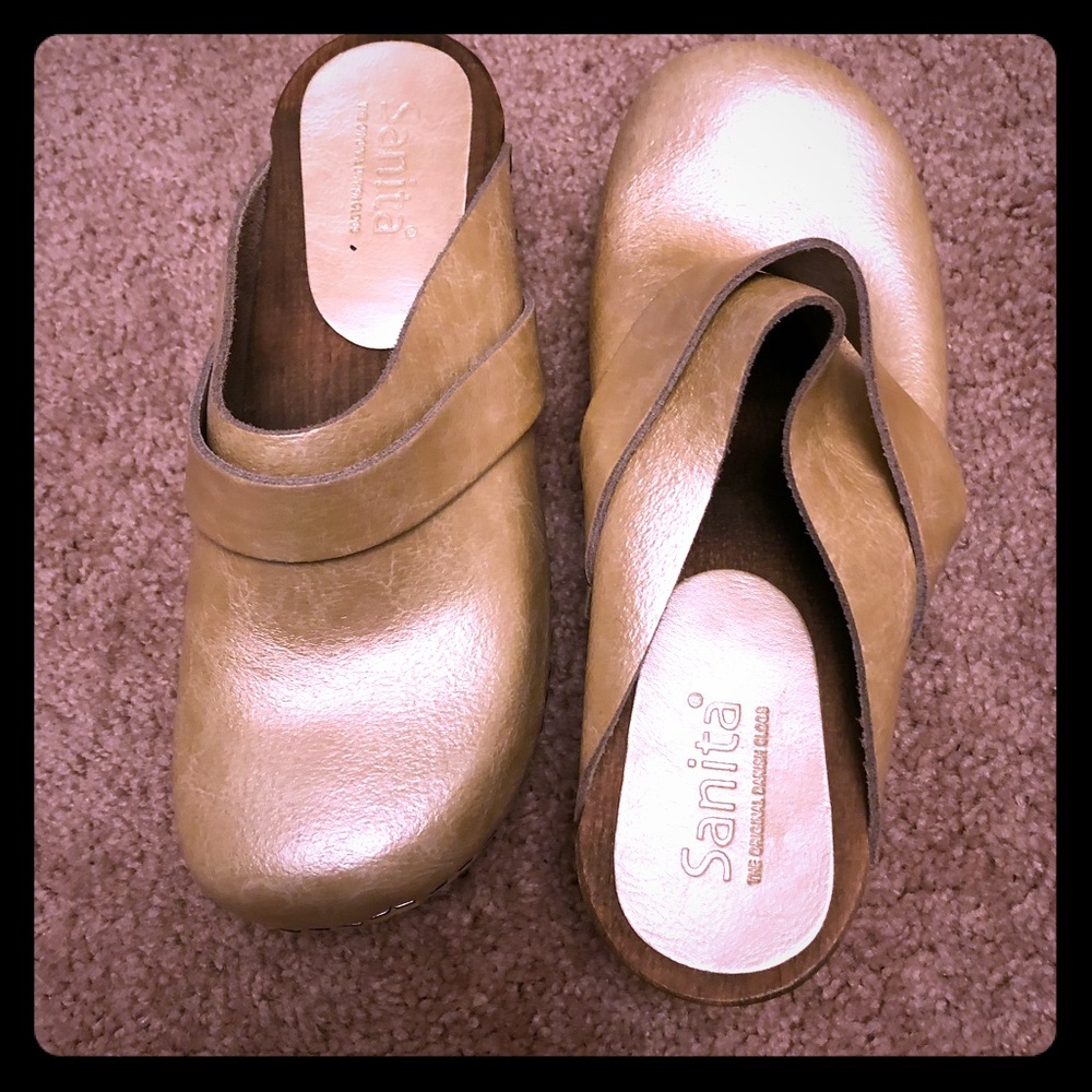 Never worn Sanita clogs!